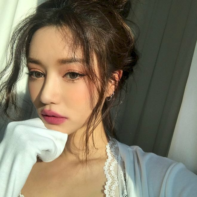 Tạo dáng chống cằm, chụp góc nghiêng