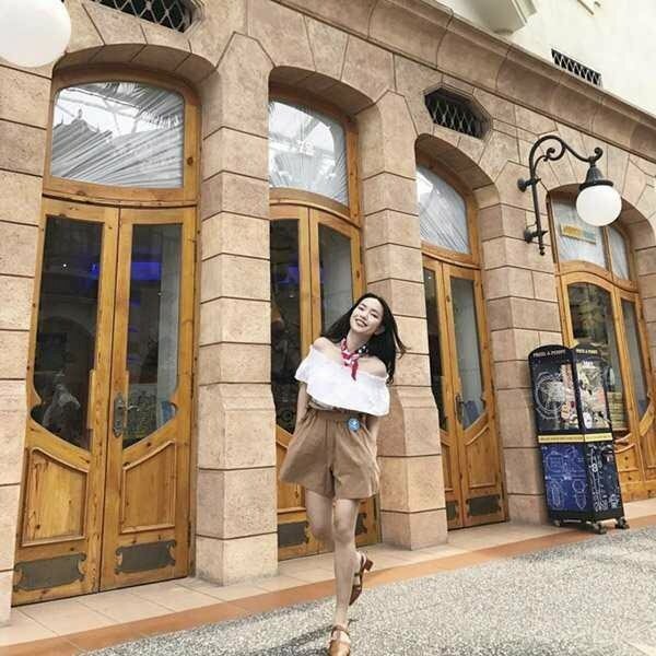 Mẫu tạo dáng chụp ảnh đứng với váy ngắn tự nhiên, dễ thương