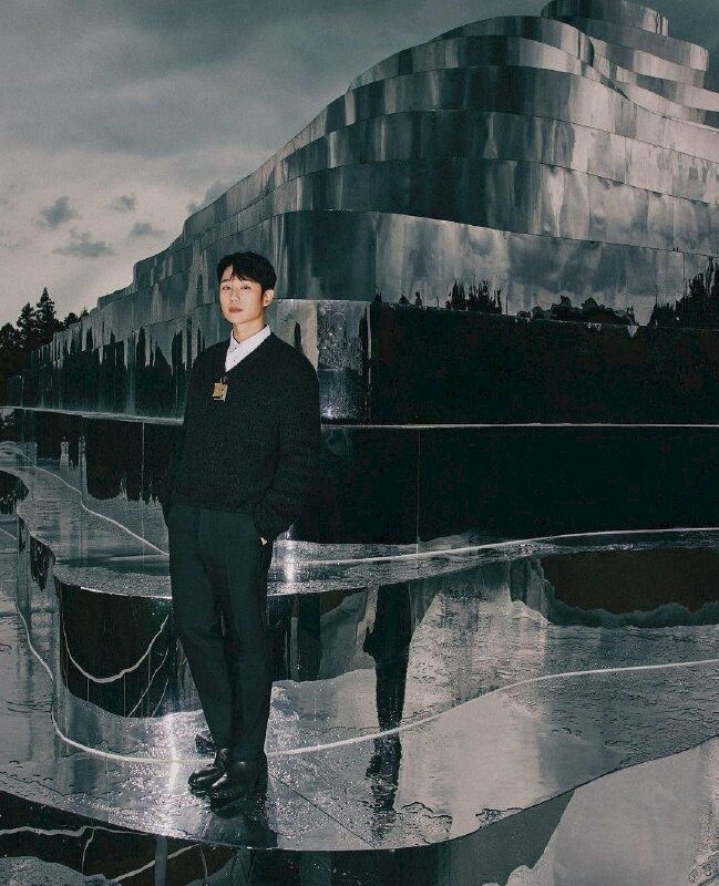  Tạo dáng đứng đơn giản nhìn thẳng, hai tay đút túi quần, mặt cool ngầu