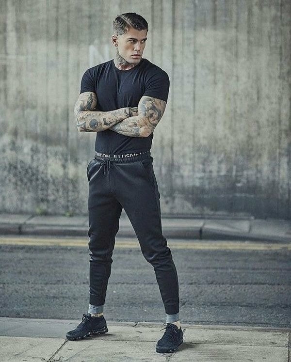 Tư thế chụp ảnh đứng khoanh tay, hai chân dạng rộng ngang vai