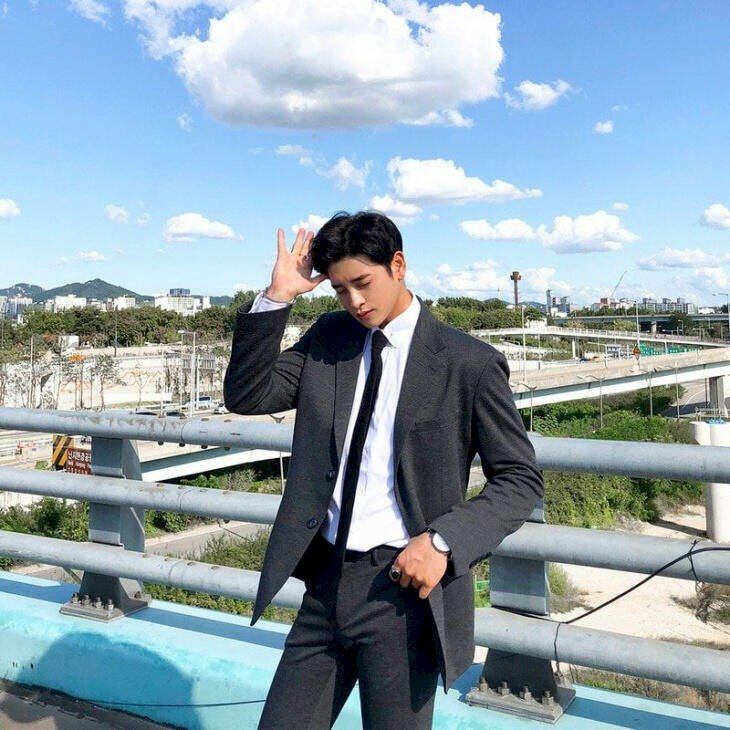 Tạo dáng thật tự nhiên đứng dựa lan can hoặc thành cầu thang