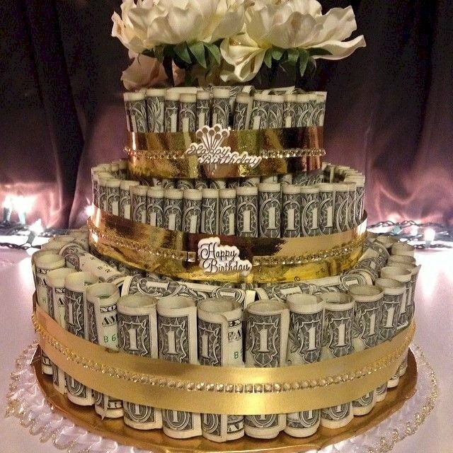 Hình ảnh bánh sinh nhật xếp bằng tiền 1 USD