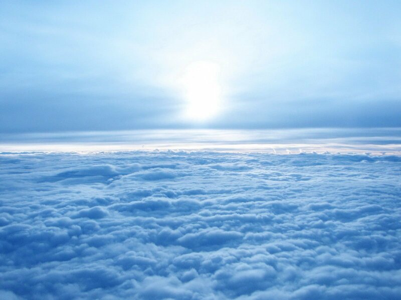 Hình ảnh bầu trời xanh ánh nắng rực rỡ và mây trắng như một tấm đệm khổng lồ