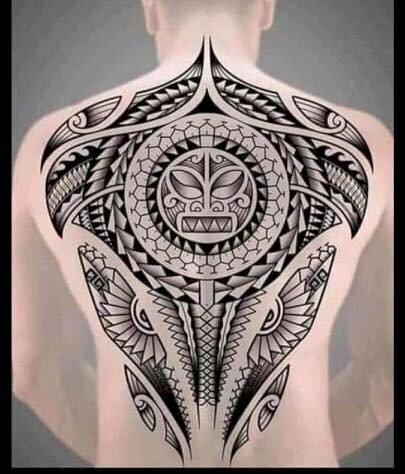Hình xăm trắng đen full lưng hoa văn maori