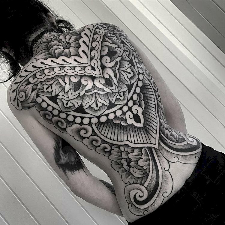 Tattoo trắng đen hoa văn đẹp mắt dành cho nữ