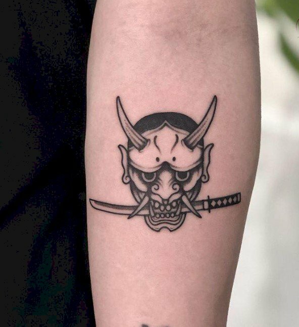 Tattoo đen trắng mặt quỷ đầu sừng ngậm thanh gương