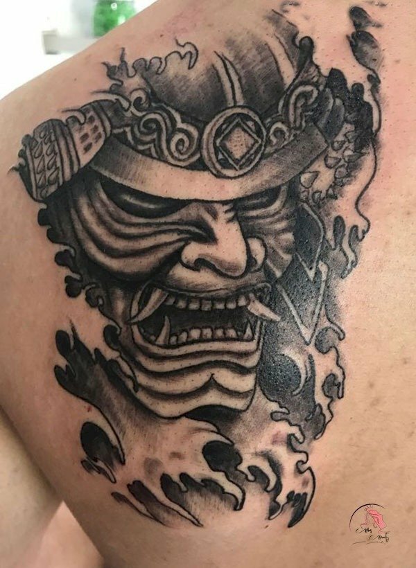 Tattoo mặt quỷ Samurai đen trắng trên bả vai dành cho những ai yêu thích cảm giác mạnh
