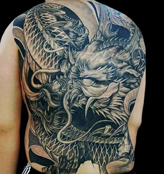 Hình xăm rồng kín lưng đen trắng thể hiện cá tính
