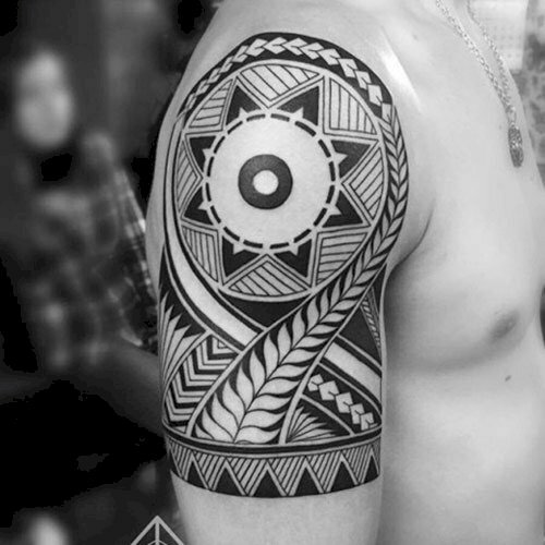 Hình xăn hoa văn trắng đen độc đáo ở bắp tay