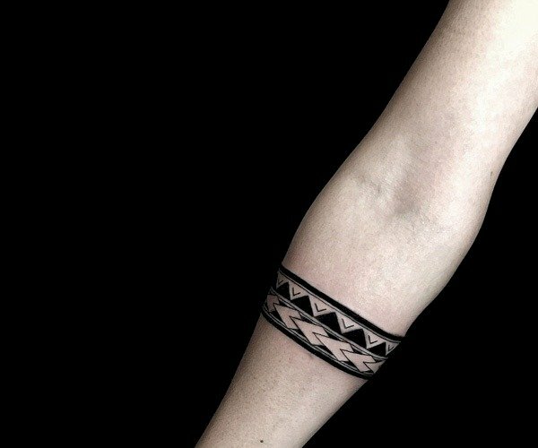 Hình xăm hoa văn trắng đen đơn giản