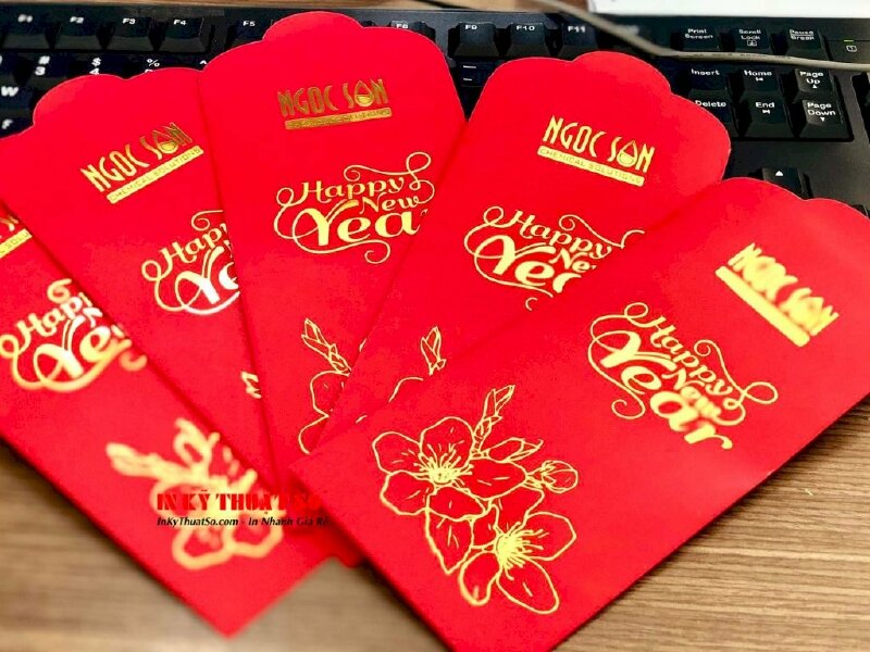 In bao lì xì Tết TPHCM - 8.5cm x 17.5cm x 2.5cm (nắp cài), ép kim 2 mặt - In Kỹ Thuật Số Since 2006 - Ảnh: 1