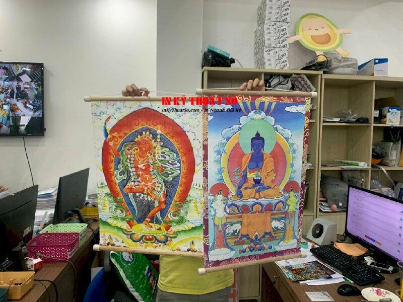 In tranh mật tông thangka Phật Dược Sư - In liễn thờ, tranh thờ canvas bóng, nẹp gỗ 2 đầu - In Kỹ Thuật Số Since 2006 - Ảnh: 3