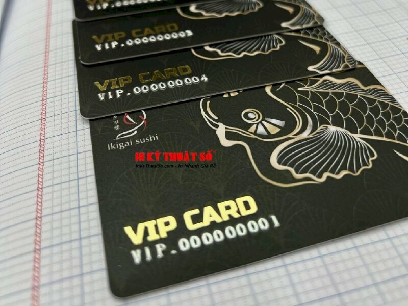 In thẻ đen theo yêu cầu, ép kim mạ vàng, dập nổi số theo ký tự chuẩn - In Kỹ Thuật Số Since 2006