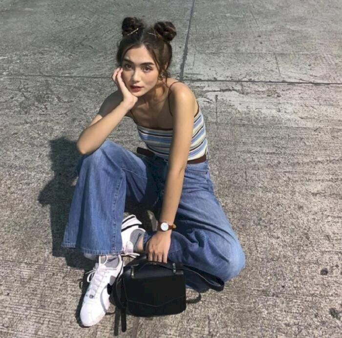 Mẫu cách tạo dáng chụp ảnh cá tính ngồi bệt trên đất, một chân co, chân xếp bằng, tay chống cằm