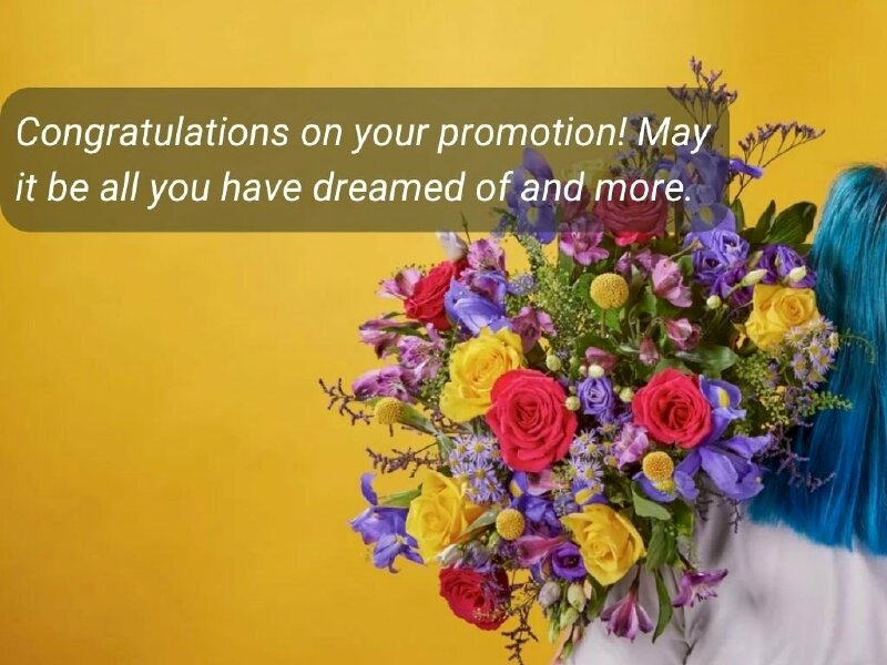 Hình ảnh cô gái tóc xanh dương ôm bó hoa to cùng lời chúc mừng thăng chức