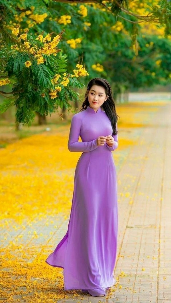 Cách tạo dáng mặc áo dài bước đi nhẹ nhàng trên con đường lãng mạn với những nhánh hoa thật đẹp