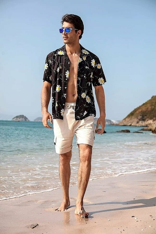 Tạo dáng đi chân trần trên cát thật tự nhiên, mặt hơi quay nghiêng nhìn về phía xa