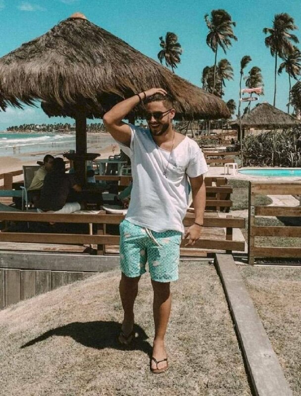 Tạo dáng đi dạo biển với bước đi tự nhiên, tay đưa lên vuốt tóc, miệng cười thật tươi