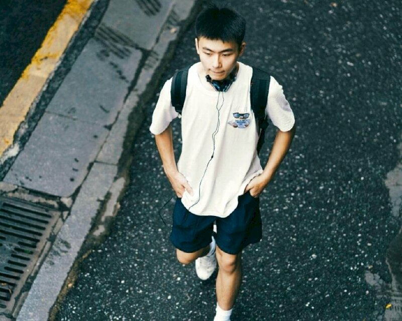 Tạo dáng hai tay đút túi quần bước đi khoan thai trên phố