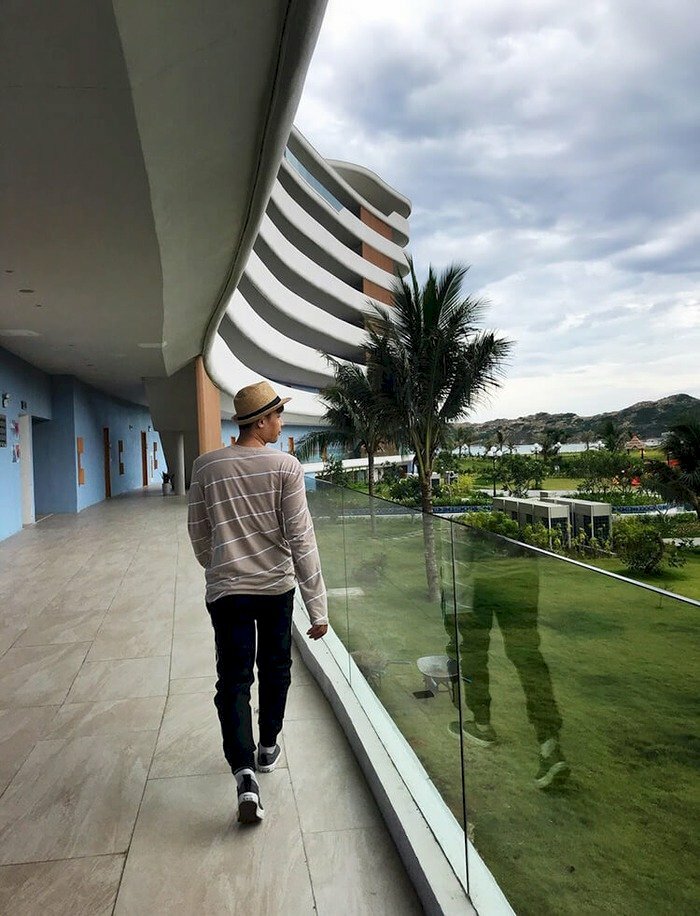 Tạo dáng bước chân một cách tự nhiên, mặt hơi quay nghiêng