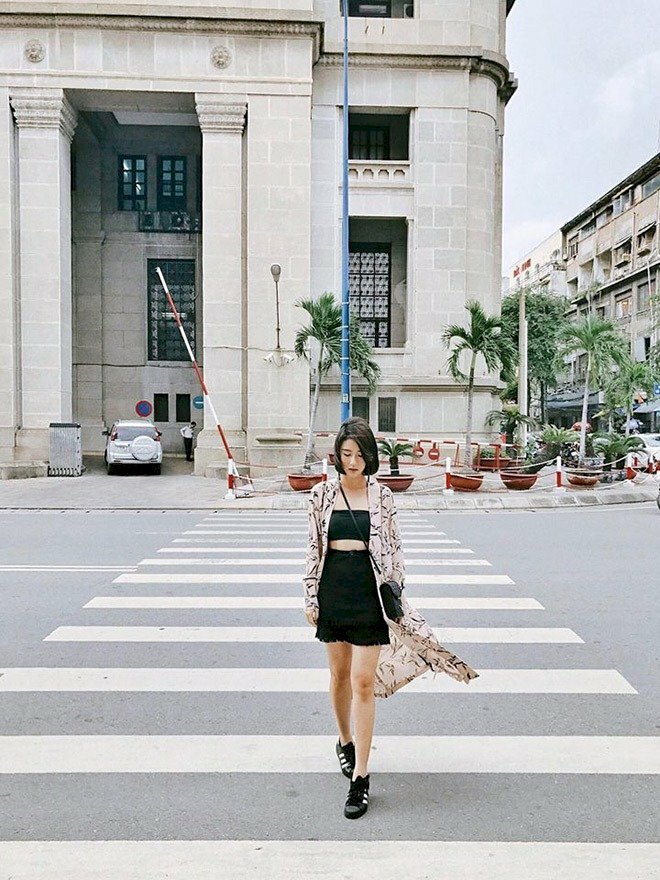 Cách tạo dáng sải bước tự nhiên băng sang đường ở một góc đường