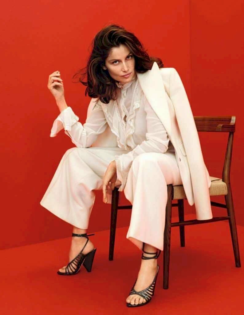 Mẫu tạo dáng ngồi nghiêng, đặt khuỷu tay lên đầu gối, tạo hình ảnh ngầu chất