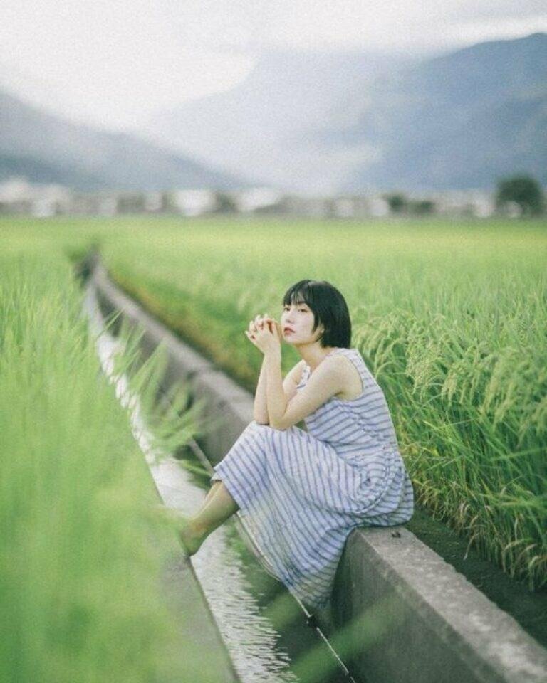 Tạo dáng ngồi nghiêng nhìn vào ống kính với ánh mắt suy tư xa xăm, hay tay khẽ đan vào nhau