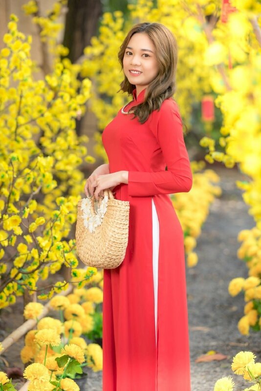 Tạo dáng chụp ảnh áo dài tết đi du xuân đơn giản, đáng yêu