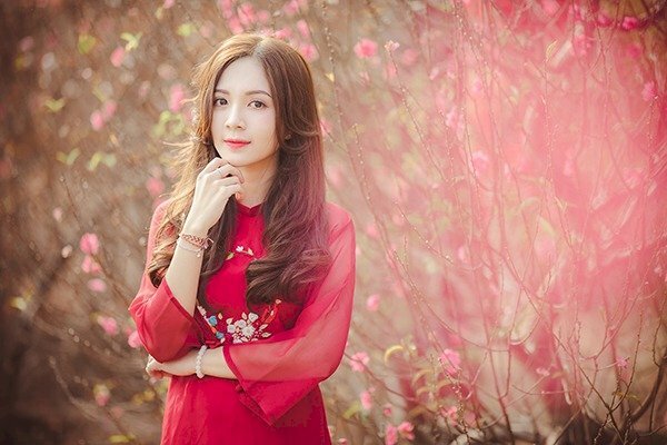 Tạo dáng đứng đơn giản nhìn về phía ống kính, một tay khoanh ngang trước ngực, một tay chống cằm