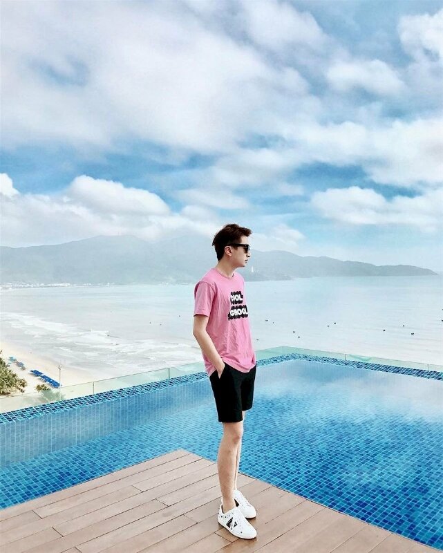 Tư thế tạo dáng đứng ngắm biển hai tay đút túi quần, chụp góc nghiêng