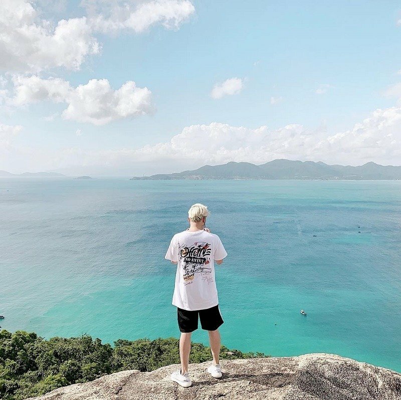 Tạo dáng ngắm biển từ trên cao thật đơn giản