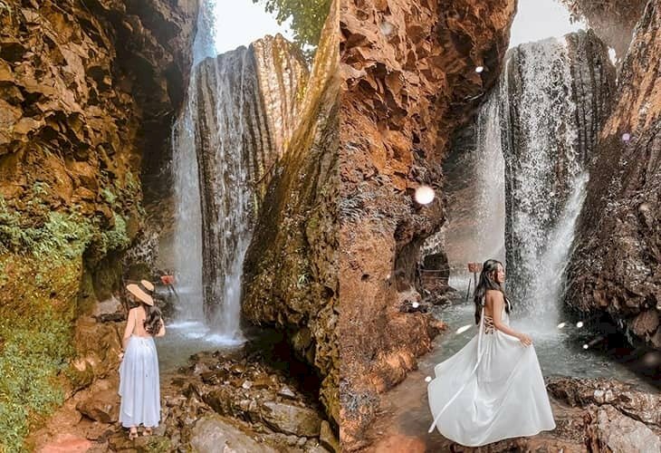 Tạo dáng dạo bước cạnh dòng nước hay đứng nhìn xa xăm, thả mình vào khung cảnh thiên nhiên êm dịu