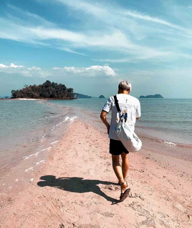 tạo dáng bước đi thật tự tin trên bãi biển, trang phục khoẻ khoắn