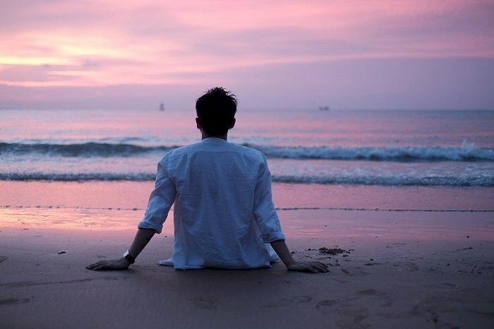 Tạo dáng ngồi trước biển hay tay chống ra sau