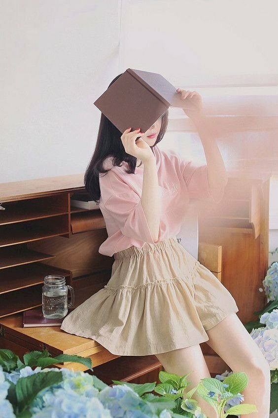 ách tạo dáng chụp ảnh che mặt với sách báo dễ thương, nhẹ nhàng dành cho các bạn nữ