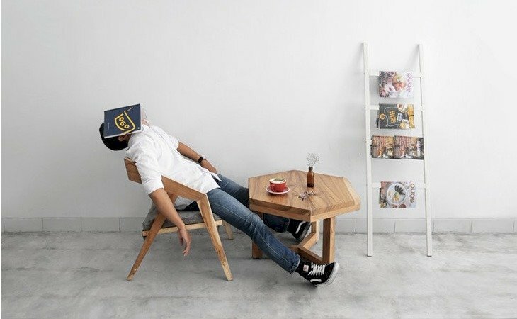 Kiểu tạo dáng ngồi ngả người trên ghế, hai chân duỗi thẳng, hai tay buông tự nhiên trên thành ghế, đầu ngả ra sau với cuốn sách up che mặt