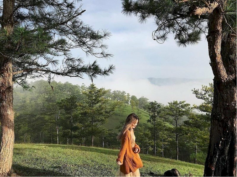 Tạo dáng đi nhẹ nhàng với tay đong đưa tự nhiên, đầu nghiêng nhẹ hướng nhìn xuống