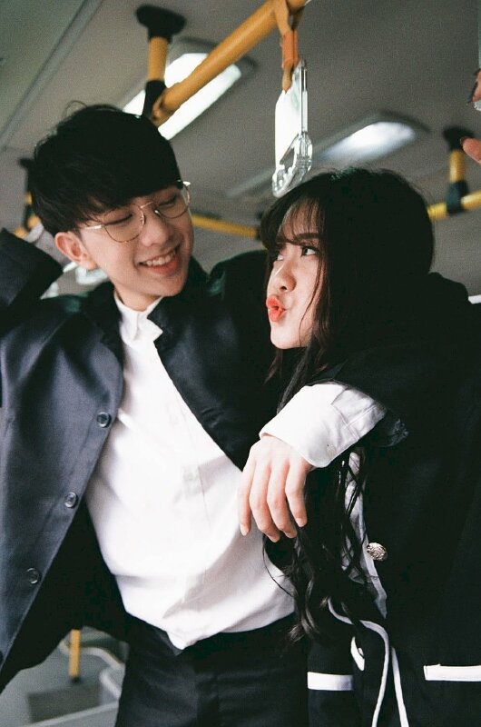 Tạo dáng thật đơn giản để đôi bạn thân có bức hình dễ thương trên xe bus
