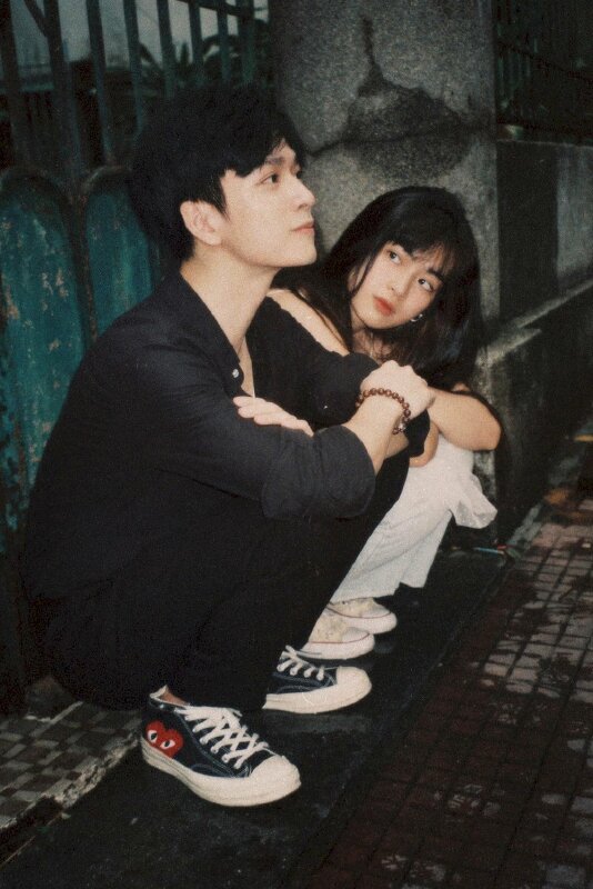 Tạo dáng gợi nên một bức ảnh về tình bạn thật vô tư, tinh nghịch