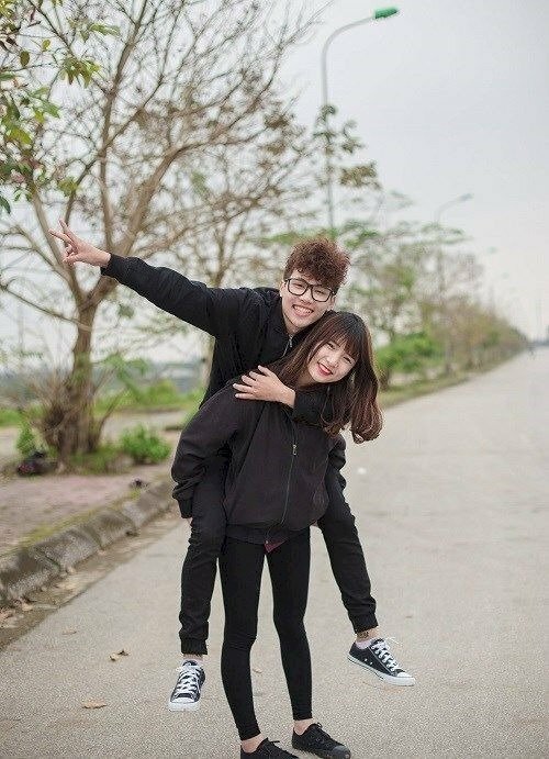 "Cõng tớ nhé" có lẽ là một phong cách tạo dáng chụp ảnh đôi bạn thân nam nữ thật cute, khắc ghi một tình bạn đẹp