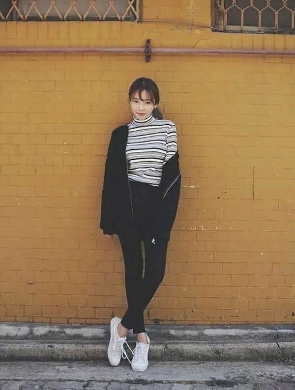  Tạo dáng nhìn thằng ống kính, chân bắt chéo khẽ nhón, hay tay buông tự nhiên