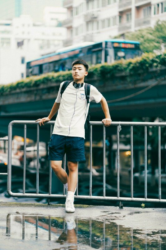 Tạo dáng đứng tựa người bằng hông, một chân gác lên vật gì đó