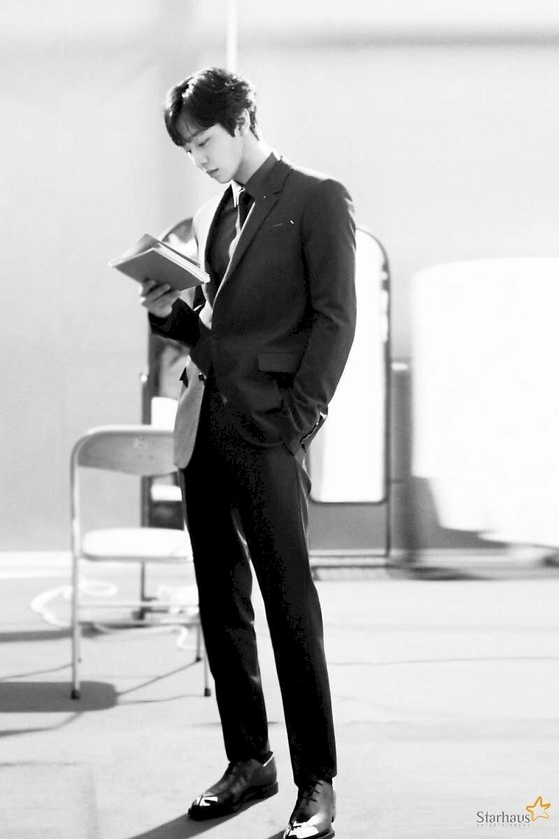 Kiểu tạo dáng với việc thể hiện được cảm xúc suy nghĩ, trầm tư