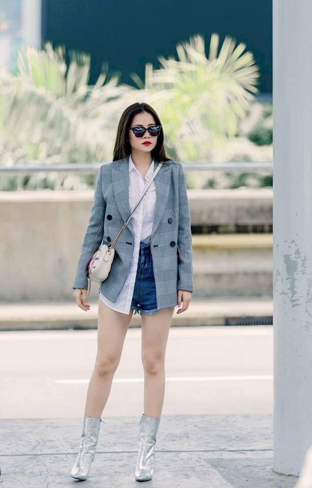 Tạo dáng khéo léo đá chân sang một bên hướng về phía máy ảnh, chân sau để thẳng tự nhiên