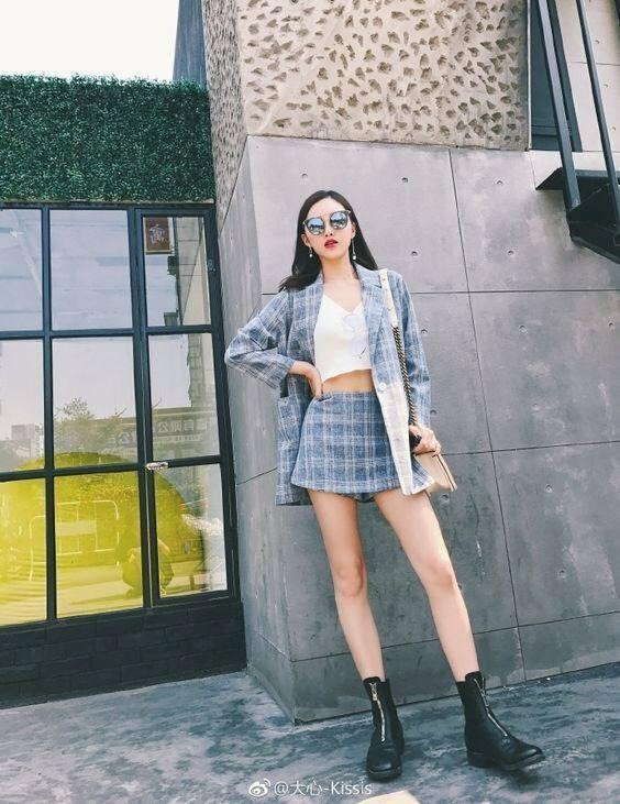 Tạo dáng một chân hơi đá xéo về phía trước, chân kia đứng thẳng tự nhiên, một tay chống hông