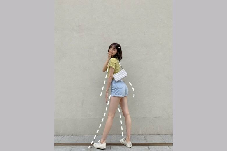 Tạo dáng chụp ảnh đứng chân hình chữ A