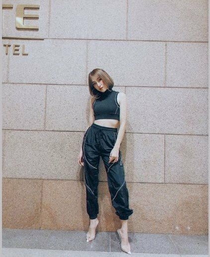 Cách tạo dáng để hai chân cách nhau một khoảng bằng vai, đẩy nhẹ hông và dồn trọng lượng cơ thể về một chân, đầu hơi nghiêng