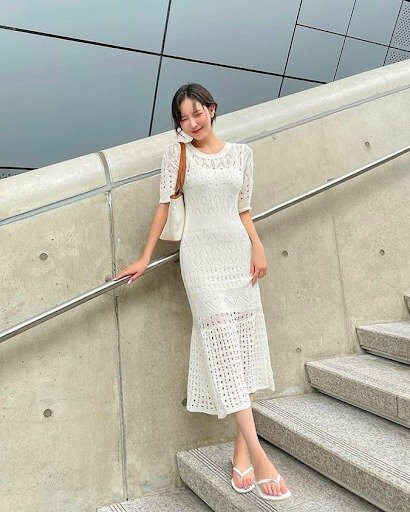  Tạo dáng tay vịnh vào thành cầu thang, hai chân bắt chéo, đầu hơi nghiêng, biểu cảm dễ thương