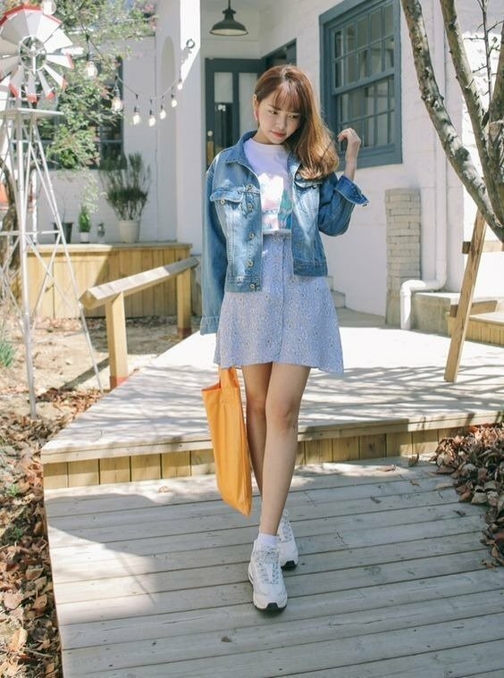  Tạo dáng bắt chéo chân, đầu hơi khẽ cúi, tóc xoã một bên, tay nhẹ vuốt tóc