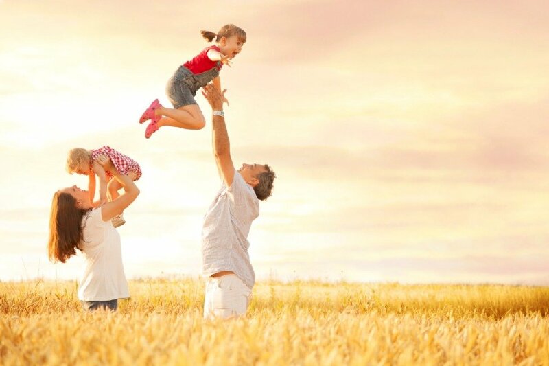 Tạo dáng chụp ảnh gia đình 4 người, cha mẹ đang nô đùa cùng con cái